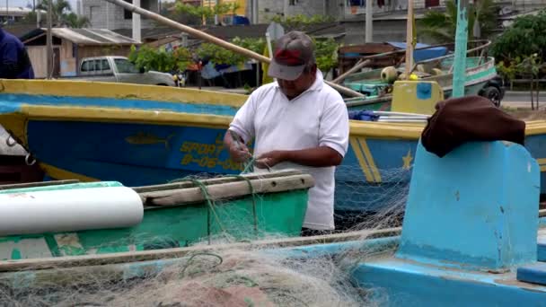 San Pedro, Ecuador - 20180915 - Man Rethreads Net. — Stock Footage San Pedro, Ecuador - 20180915 - Man Rethreads Net. Video Clip