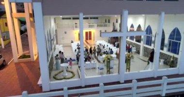 İçin tava sol - La Entrada, Ekvator - 20180914 - hava robot - robot - cam karşısındaki kilise içinde insanlarla Fronted.