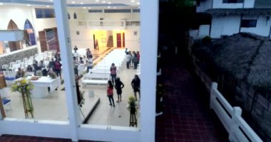 La Entrada, Ekvador - 20180914 - uçak hava - hava cam üzerinde tava içinde insanlar kiliseyle Fronted.