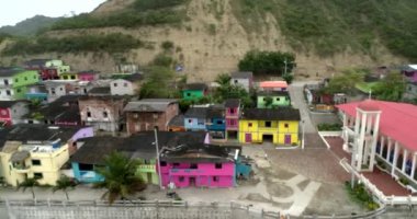 La Entrada, Ekvador - 20180914 - dron anteni - Pan yeni boyalı evleri gösterilen Köyü.