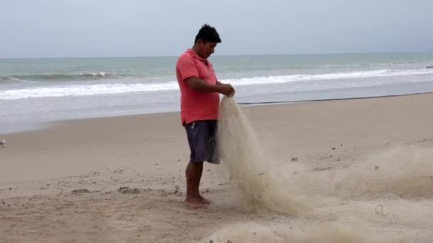 サン ペドロ、エクアドル - 20180915 - 男性が立つビーチと修理ネット. — ストック動画