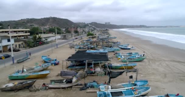 Сан-Педро, Эквадор - 20180915 - Беспилотник Aerial - Полет вдоль пляжа над припаркованными рыбацкими лодками и рыбаками . — стоковое видео