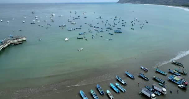 Puerto Lopez, Ecuador - 20180913 - Drone Aerial - Drone Rises, Revealing Bay Filled with Fishing Boats . — стоковое видео