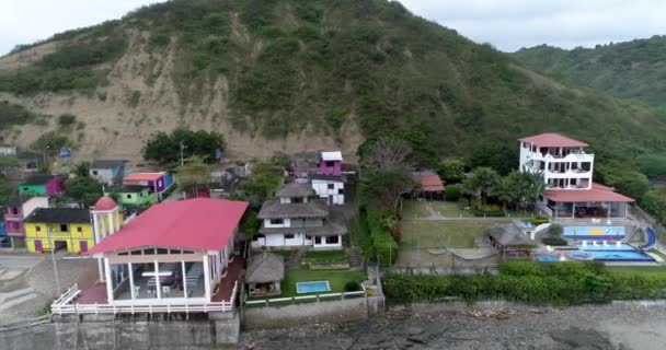 La Entrada, Ekvador - 20180914 - dron anteni - inşaat işçi gösterilen plaj köyden Pan. — Stok video