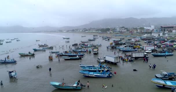 Puerto Lopez, Equador - 20180913 - Drone Aerial - Pescadores terminam de vender sua captura ao longo da praia . — Vídeo de Stock