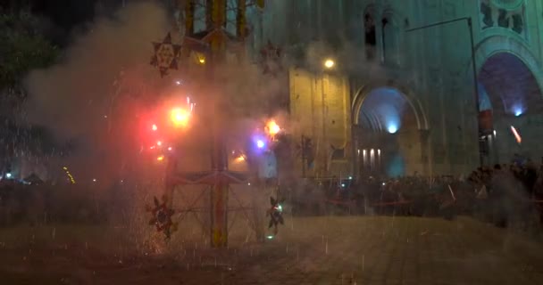 Cuenca, Ecuador - 20180602 - Castillo de Fuegos Artificiales - La multitud se queda cerca mientras las chispas vuelan . — Vídeo de stock