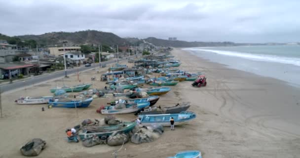 San pedro, ecuador - 20180915 - Drohnenantenne - Flug am Strand entlang über geparkte Fischerboote und Traktor. — Stockvideo