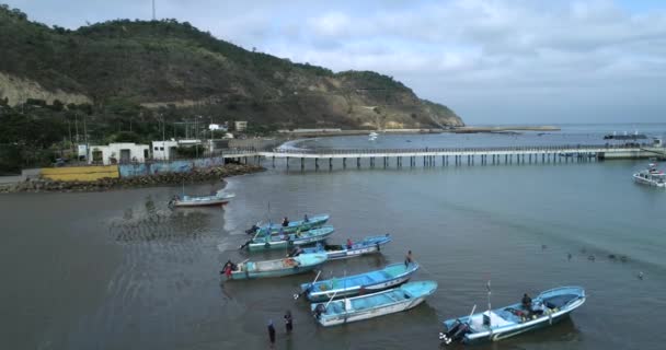 Puerto Lopez, Equador - 20180913 - Drone Aerial - Voar ao longo da praia rumo ao cais . — Vídeo de Stock