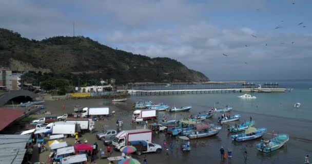 Пуэрто-Лопес, Эквадор - 20180913 - Беспилотные летательные аппараты - летающие лодки и рыбаки, завершающие свой улов . — стоковое видео