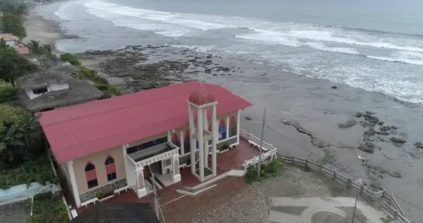 La Entrada, Ecuador - 20180914 - Drone antenne - hoge baan van glas Fronted kerk. — Stockvideo