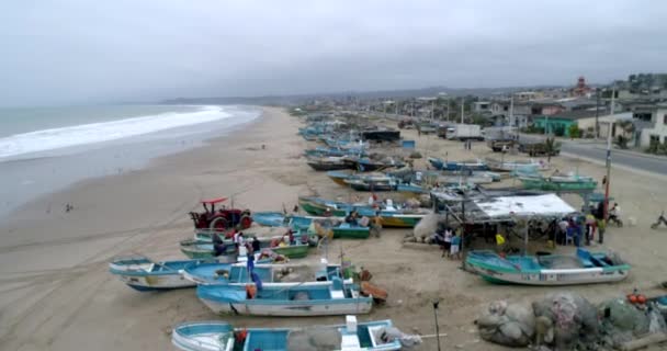 San Pedro, Equador - 20180915 - Aeronave - Voo em frente à praia com barcos de pesca estacionados e abrigos brutos . — Vídeo de Stock