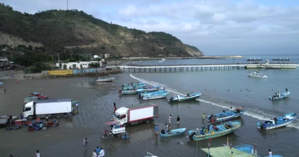 Puerto Lopez, Ecuador - 20180913 - Drone luchtfoto - vliegen richting strand weergegeven: boten. — Stockvideo