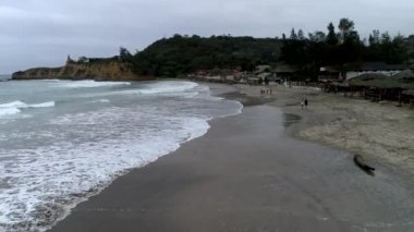 Montanita, Ekvador - 20180913 - dron anteni - uçuş köyün önünde Plajı