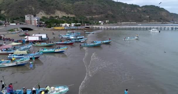 厄瓜多尔洛佩兹港-201零80913-无人机空中飞行沿海岸飞行充满船只和人走向码头. — 图库视频影像