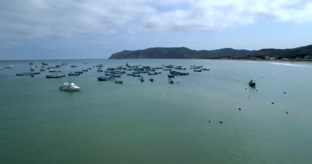 Puerto Lopez, Equador - 20180913 - Drone aéreo - Voar para fora da praia rumo a barcos ancorados . — Vídeo de Stock