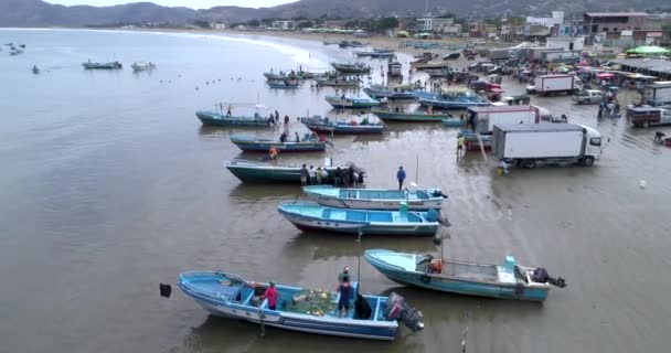 Puerto Lopez, Ecuador - 20180913 - Drone luchtfoto - vliegen langs kust gevuld met boten en mensen. — Stockvideo