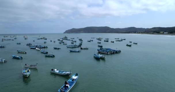 Puerto Lopez, Equador - 20180913 - Drone aéreo - Um barco se move para a praia entre barcos ancorados . — Vídeo de Stock