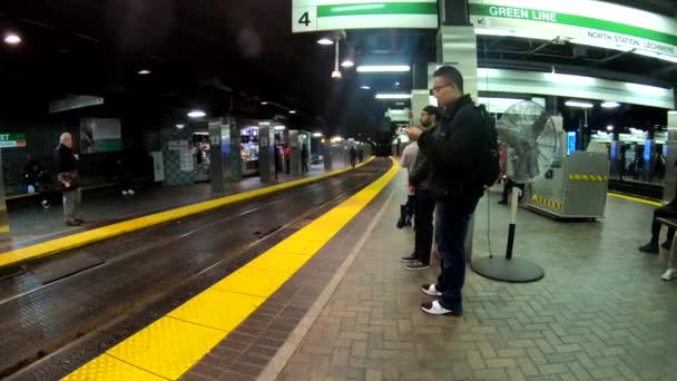 Boston, Massachusetts - 20181024 - Time Lapse - La gente espera a que llegue el metro mientras otros caminan a través de pistas HD . — Vídeo de stock