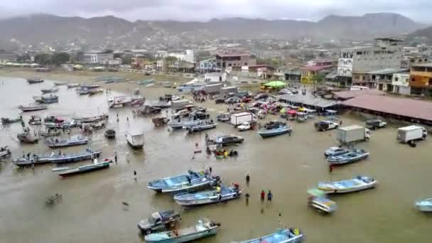 Puerto Lopez, Equador - 20180912 - Drone Aeiral Time Lapse of Beach Cheio de Pescadores Terminando Seu Trabalho . — Vídeo de Stock