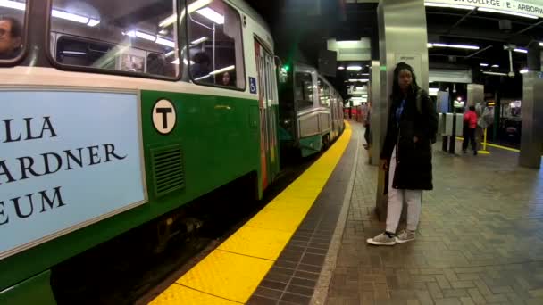 Boston, Massachusetts - 20181024 - časová prodleva - lidé vstupují vlak metra, zatímco jiní čekají na další vlak Hd. — Stock video