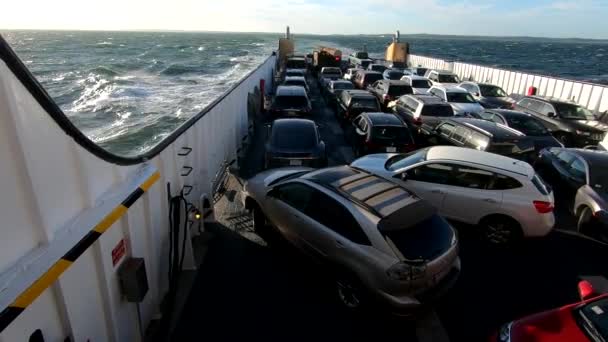 Marthas Vineyard, Massachusetts - 20181019 - auto's rijden op de veerboot naar Marthas Vineyard terwijl mensen In hun auto-Hd krijgen. — Stockvideo