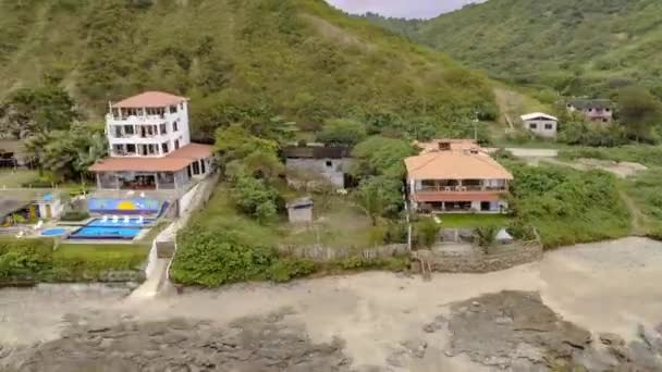 La Entrada, Ecuador - 20180913 - Aeiral Drone time-lapse van kleurrijke huizen van het strand. — Stockvideo