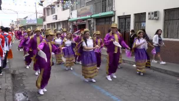 Tańca pary Latacunga, Ekwador - 20180925 - fioletowy w Mama Negra Parade. — Wideo stockowe