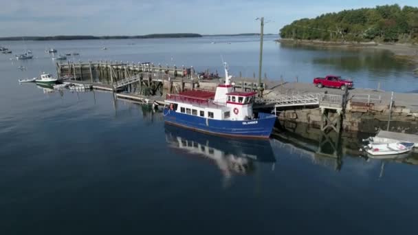 Isla Chebeague, Maine - 20181006 - Aerial Drone - De pie junto al ferry en el muelle . — Vídeos de Stock