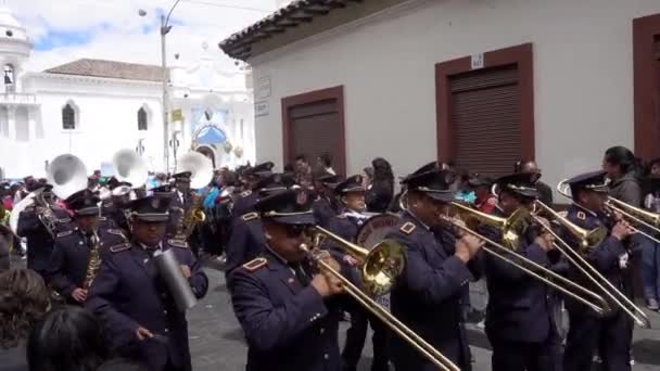 Latacunga, Ecuador  -  20180925  -  Military Marching Band Plays in Mama Negra Parade. — Stock Video