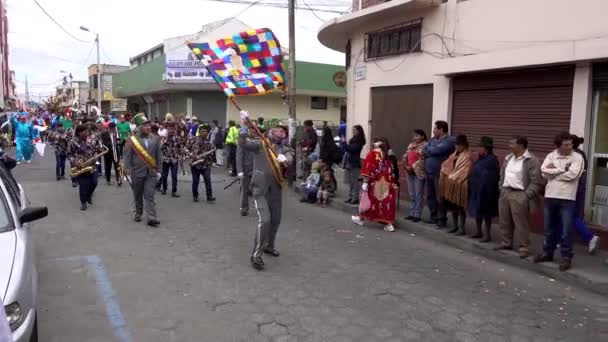 Latacunga, Ecuador - 20180925 - bohóc hullámok zászló Mama Negra parádé. — Stock videók