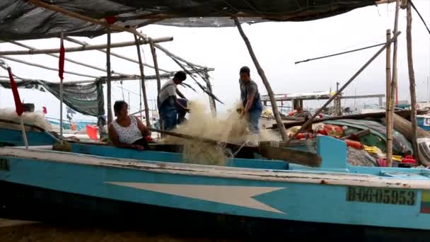 San pedro, ecuador - 20180915 - zwei männer arbeiten zusammen, um netz zu befestigen. — Stockvideo