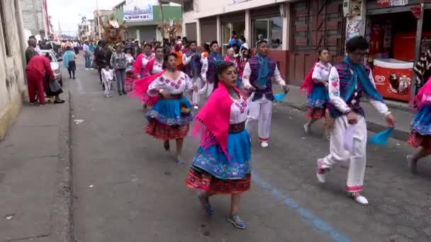 Kırmızı şal kadınlarda Latacunga, Ekvador - 20180925 - geçit töreninde dans. — Stok video