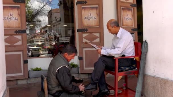 Cuenca, Ecuador  -  20180920  -  Shoeshine Stand In Action. — Stock Video