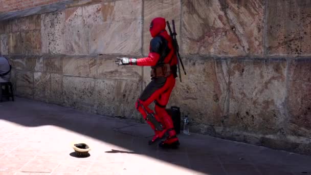 Куенка, Еквадор - 20180920 - чоловік у костюмі людина-павук танці поради - зі звуком. — стокове відео