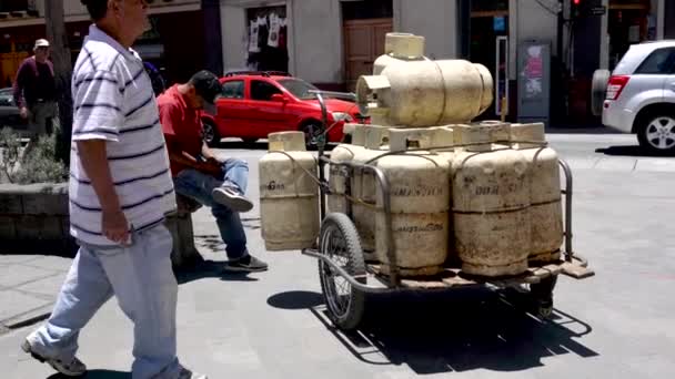 Cuenca Ecuador 20180920 Mann Sitzt Gebückt Neben Seinem Mit Propangasflaschen — Stockvideo