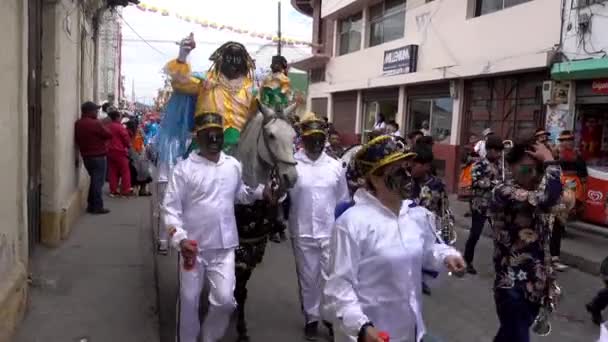 Latacunga, Ekwador - 20180925 - Mama Negra przeszłości przejażdżki na koniu w Parade. — Wideo stockowe