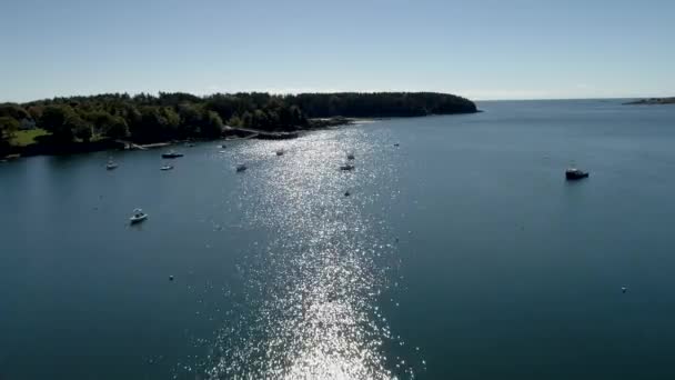 Chebeague Island, Maine - 20181006 - luchtfoto Drone vliegt Over boten in de baai. — Stockvideo