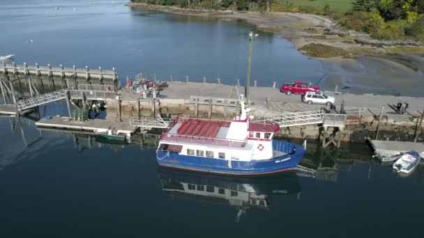 Chebeague Island, Maine - 20181006 - Drone Aérien - Voler à côté Et Devant Du Ferry Au Quai . — Video