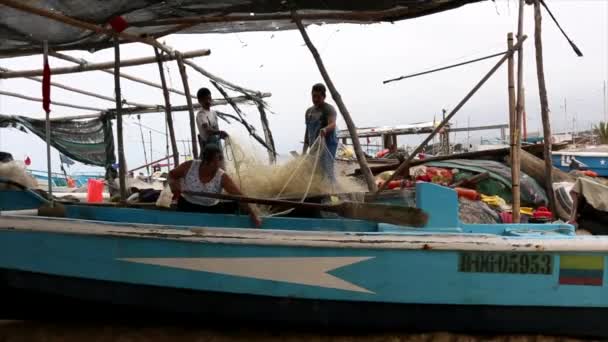 San Pedro, Ecuador - 20180915 - Two Men Work Together To Fix Net As Woman Helps Untangle It. — Stock Footage San Pedro, Ecuador - 20180915 - Two Men Work Together To Fix Net As Woman Helps Untangle It. Stock Footage