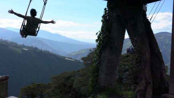 Banos, Ecuador - 20180924 - Uomo sulla Casa de Arbol Swing Over Abyss con le braccia gettate in largo . — Video Stock