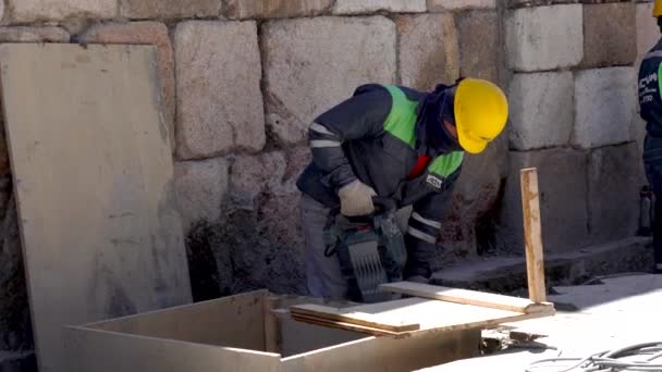 Cuenca, Ecuador - 20180920 - Trabajador utiliza martillo neumático en ubicación apretada . — Vídeos de Stock
