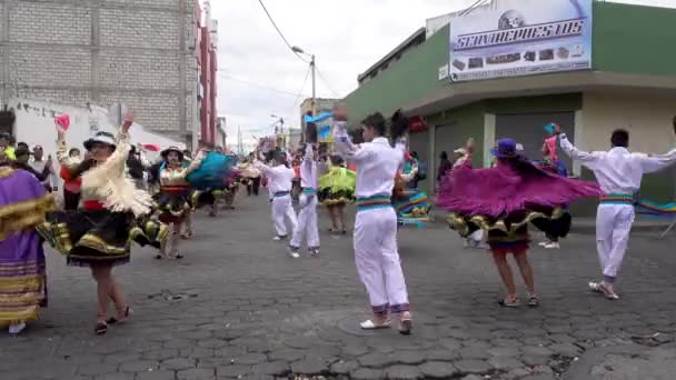 Latacunga, Ecuador - 20180925 - Danza tradicional ecuatoriana en la calle . — Vídeo de stock