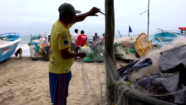 San Pedro, Ecuador - 20180915 - Man Fixes Net He Has Attached to Pole. — Stock Footage San Pedro, Ecuador - 20180915 - Man Fixes Net He Has Attached to Pole. Royalty Free Stock Video