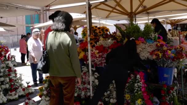 Cuenca, Ekwador - 20180920 - klient kupuje róże z przekupka. — Wideo stockowe