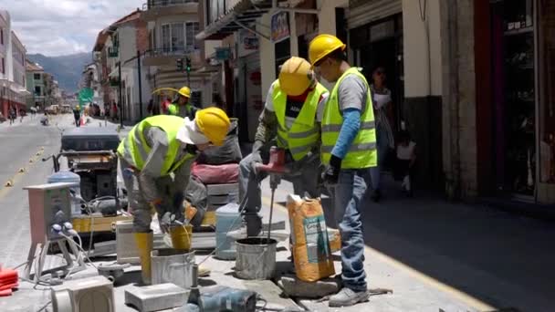 Cuenca, ecuador - 20180920 - Arbeiter mischen Fugenmasse. — Stockvideo