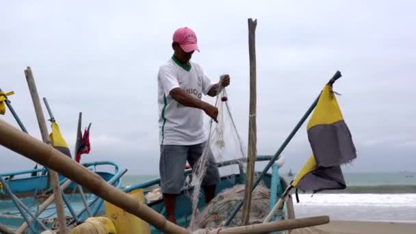 San Pedro, Ecuador - 20180915 - Man staat in de boot als hij Net checkt. — Stockvideo