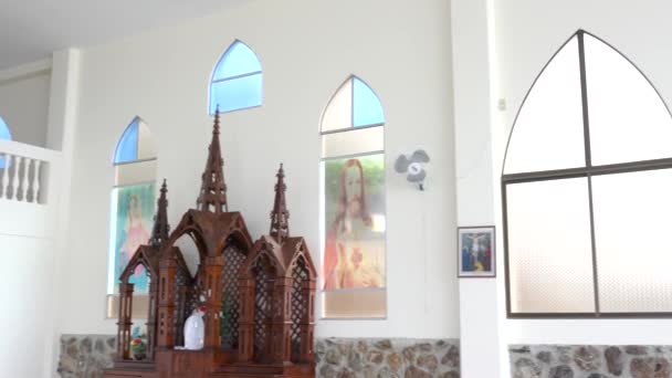 La Entrada, Εκουαδόρ - 20180914 - εσωτερικό του νέου ναού με γυαλί μπροστά με θέα στον ωκεανό. — Αρχείο Βίντεο