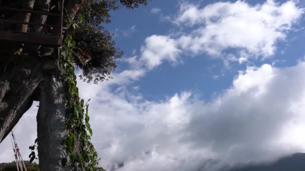 Muži se otáčí na Casa de Arbol houpačka nad propastí proti mraky Banos, Ekvádor - 20180924-. — Stock video