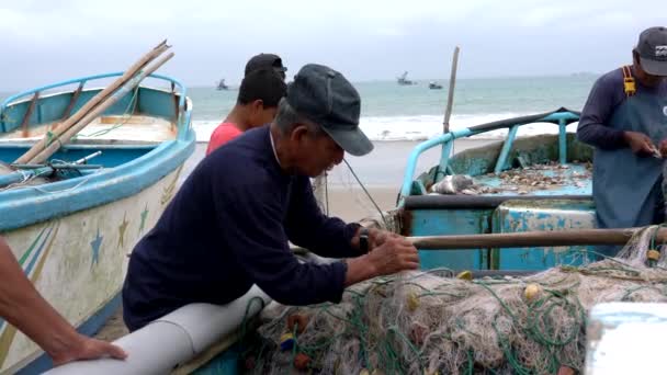 San Pedro, Ecuador - 20180915 - Man Untangles His Net. — Stock Footage San Pedro, Ecuador - 20180915 - Man Untangles His Net. Video Clip