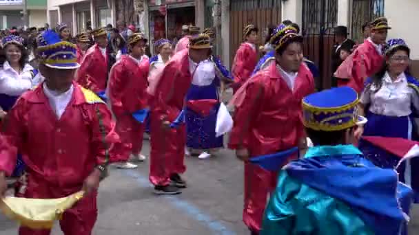 Latacunga, Ecuador - 20180925 - Hombres en danza roja con mujeres en azul en desfile Mama Negra . — Vídeo de stock